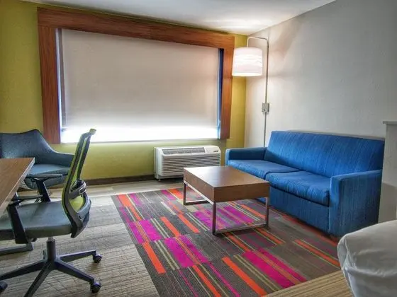 Süit, 1 En Büyük (King) Boy Yatak ve Çekyat (Addl Living Area)
