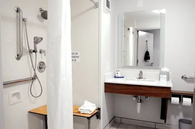 Standard Oda, 1 En Büyük (King) Boy Yatak, Engellilere Uygun (Mobility, Bathtub)