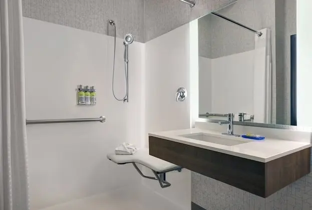 Standard Oda, 1 En Büyük (King) Boy Yatak, Engellilere Uygun (Mobility Roll-In Shower)