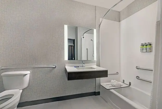 Standard Oda, 2 Büyük (Queen) Boy Yatak, Engellilere Uygun (Mobility Tub)