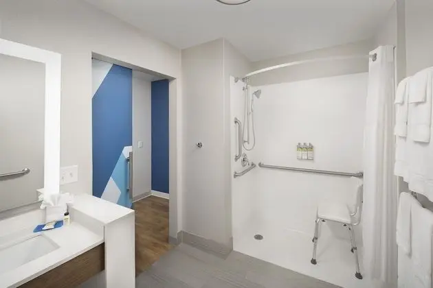 Standard Oda, 1 En Büyük (King) Boy Yatak, Engellilere Uygun (Mobility Roll-In Shower)