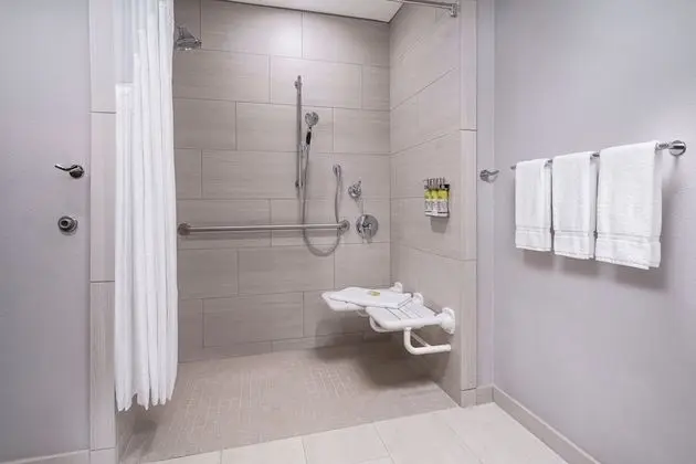 Standard Oda, 1 En Büyük (King) Boy Yatak, Engellilere Uygun (Comm, Roll Shower)