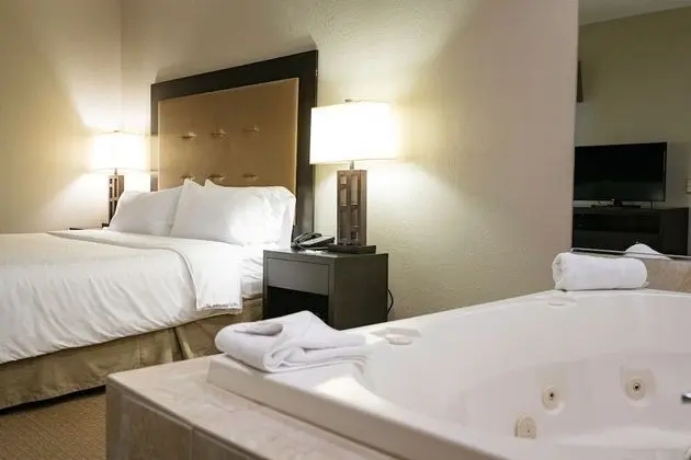 Süit, 1 En Büyük (King) Boy Yatak ve Çekyat, 2 Banyolu (Wet Bar)