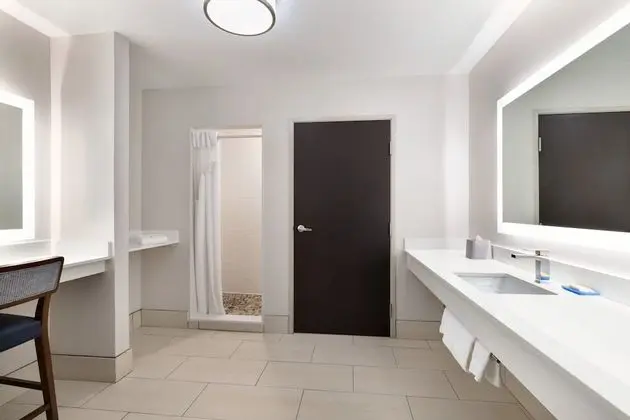 Süit, 1 En Büyük (King) Boy Yatak, Engellilere Uygun (Comms Accessible. Roll-In Shower)
