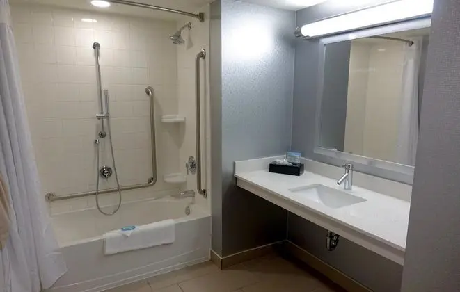 Standard Oda, 2 Büyük (Queen) Boy Yatak, Engellilere Uygun (Communications, Mobility, Access Tub)