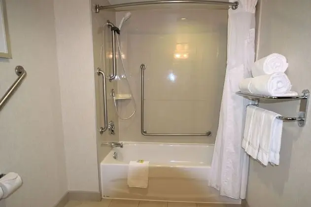 Standard Oda, 2 Büyük (Queen) Boy Yatak, Engellilere Uygun (Communication, Accessible Tub)