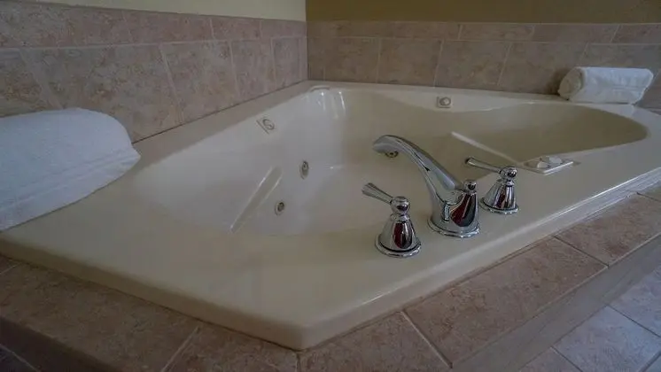 Standard Oda, 1 En Büyük (King) Boy Yatak, Sıcak Su Küveti