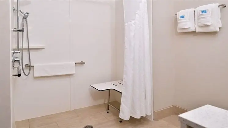 Standard Oda, 1 En Büyük (King) Boy Yatak (Roll-In Shower)