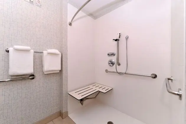 Oda, 2 Büyük (Queen) Boy Yatak, Engellilere Uygun (Roll-In Shower)