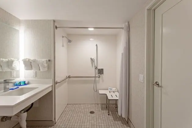 Standard Oda, 1 En Büyük (King) Boy Yatak, Engellilere Uygun (Mobility Roll-in Shower)