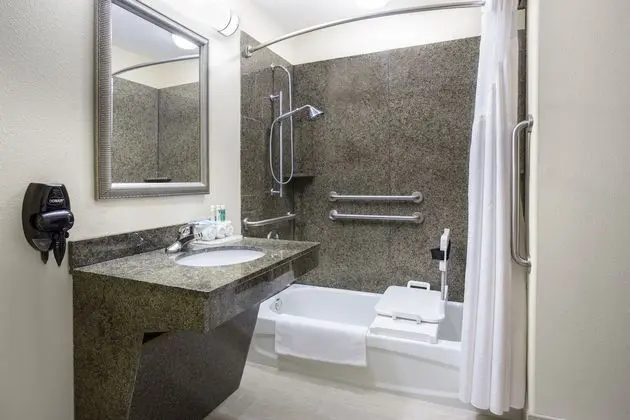 Standard Oda, Engellilere Uygun (Accessible Tub)