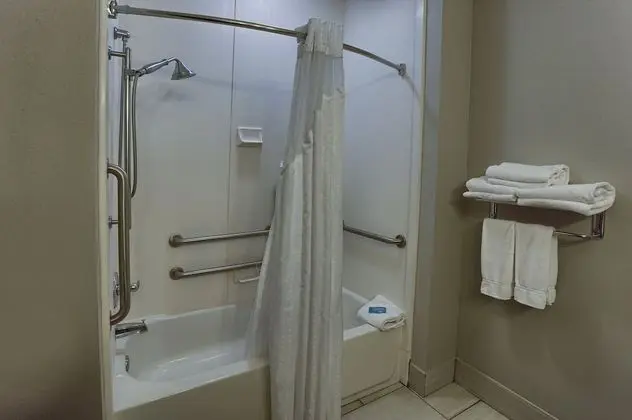 Standard Oda, 2 Büyük (Queen) Boy Yatak, Engellilere Uygun (Comm, Mobil Tub)