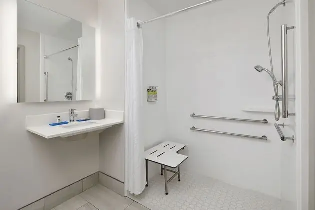 Standard Oda, 1 En Büyük (King) Boy Yatak, Engellilere Uygun (Mobility Roll-In Shower)