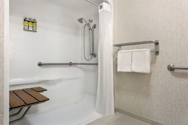 Standard Oda, Engellilere Uygun (Roll-In Shower)