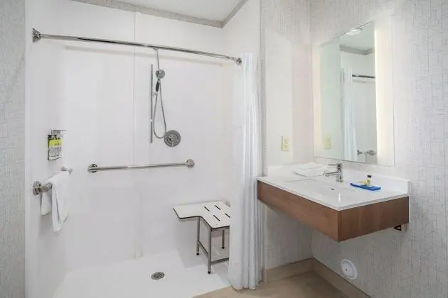 Standard Oda, 1 En Büyük (King) Boy Yatak, Engellilere Uygun (Communication, Roll-In Shower)
