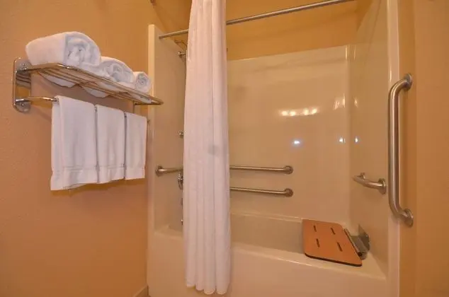 Süit, 2 Büyük (Queen) Boy Yatak, Engellilere Uygun (Communications, Accessible Tub)