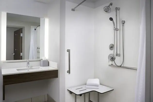 Standard Oda, 1 En Büyük (King) Boy Yatak, Engellilere Uygun (Comm, Roll Shower)