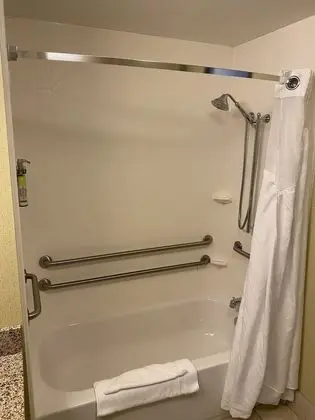 Standard Oda, 2 Büyük (Queen) Boy Yatak, Engellilere Uygun (Comm Access, Tub)