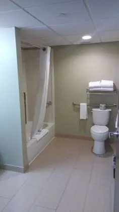 Standard Oda, 2 Büyük (Queen) Boy Yatak, Engellilere Uygun (Mobility Tub)