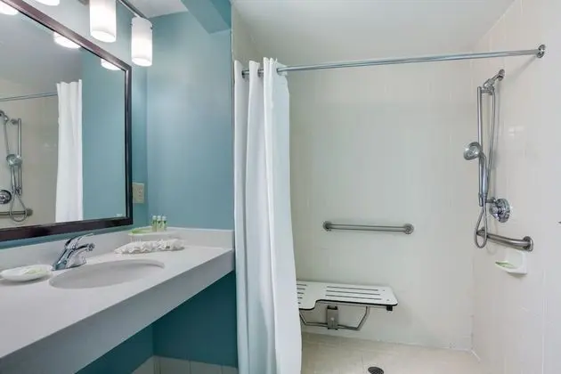 Standard Oda, 1 En Büyük (King) Boy Yatak, Engellilere Uygun (Mobility Roll-In Shower)