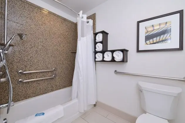 Standard Oda, 2 Büyük (Queen) Boy Yatak, Engellilere Uygun (Mobility Tub)