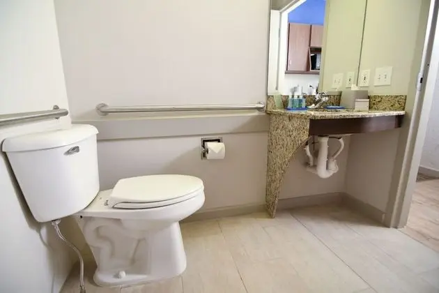 Standard Oda, 2 Büyük (Queen) Boy Yatak, Engellilere Uygun (Comms Accessible. Roll-In Shower)