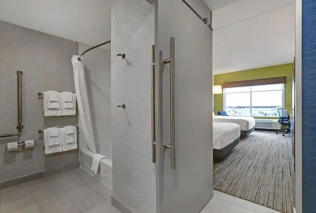 Standard Oda, 2 Büyük (Queen) Boy Yatak, Engellilere Uygun (Roll-In Shower)