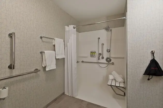 Standard Oda, 1 En Büyük (King) Boy Yatak, Engellilere Uygun (Roll in Shower)