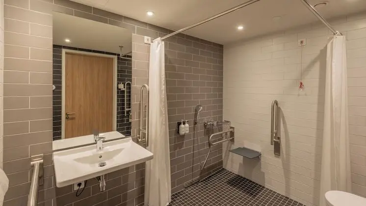 Standard Oda, 1 Büyük (Queen) Boy Yatak, Engellilere Uygun (Roll-In Shower)