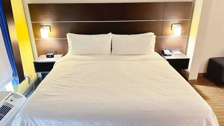 Oda, 1 En Büyük (King) Boy Yatak, Engellilere Uygun (Roll-In Shower)