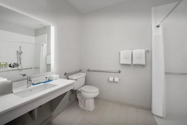 Standard Oda, 2 Büyük (Queen) Boy Yatak, Engellilere Uygun (Communications, Accessible Tub)