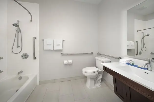 Standard Oda, 2 Büyük (Queen) Boy Yatak, Engellilere Uygun (Communications, Accessible Tub)