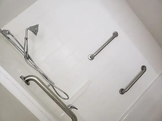 Standard Oda, 2 Büyük (Queen) Boy Yatak, Engellilere Uygun (Communication, Accessible Tub)