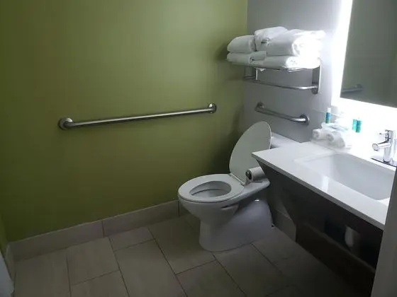 Standard Oda, 2 Büyük (Queen) Boy Yatak, Engellilere Uygun (Communication, Accessible Tub)