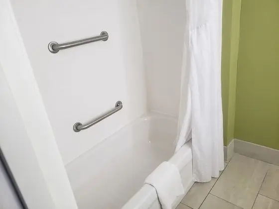 Standard Oda, 2 Büyük (Queen) Boy Yatak, Engellilere Uygun (Communication, Accessible Tub)