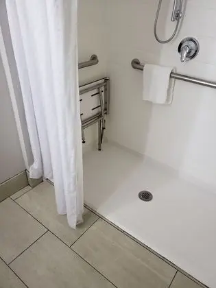 Standard Oda, 2 Büyük (Queen) Boy Yatak, Engellilere Uygun (Communication, Accessible Tub)