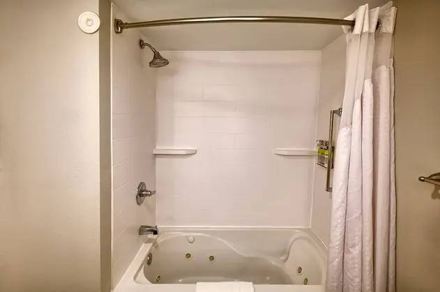 Standard Oda, 1 En Büyük (King) Boy Yatak, Engellilere Uygun (Tub)