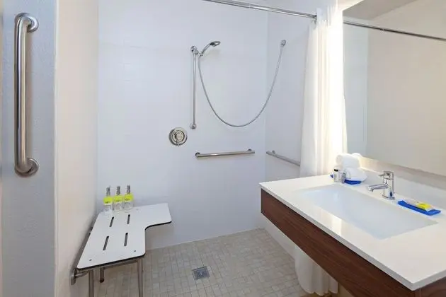 Standard Oda, 1 En Büyük (King) Boy Yatak, Engellilere Uygun (Roll-In Shower)