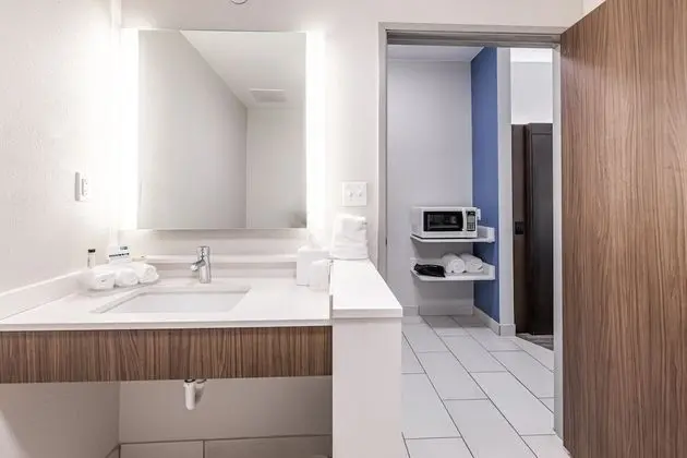 Standard Oda, 2 Büyük (Queen) Boy Yatak, Engellilere Uygun (Mobility Tub)