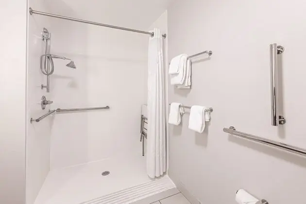 Standard Oda, 2 Büyük (Queen) Boy Yatak, Engellilere Uygun (Mobility Tub)