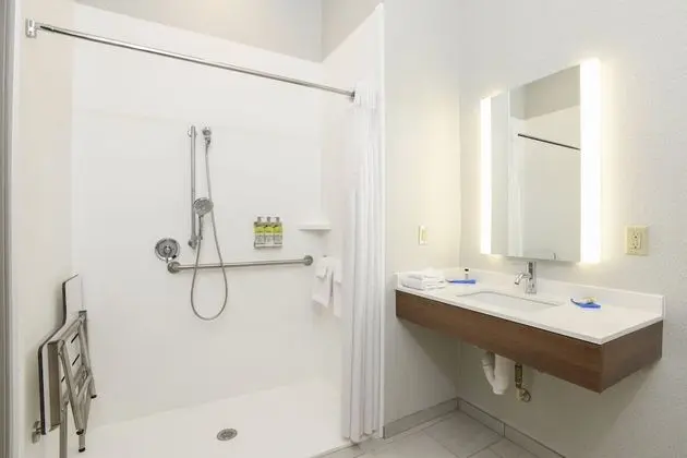 Standard Oda, 2 Büyük (Queen) Boy Yatak, Engellilere Uygun (Mobility Roll-In Shower)