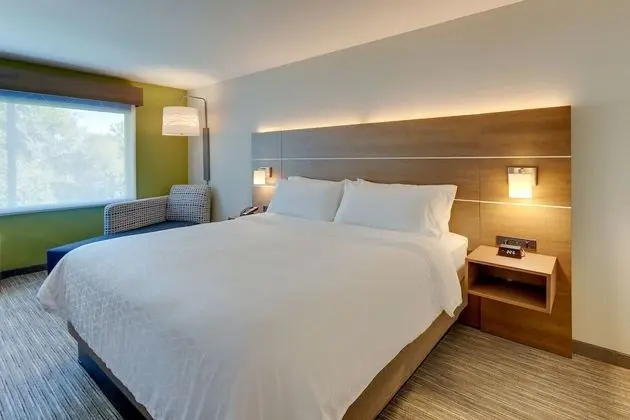 Oda, 1 En Büyük (King) Boy Yatak, Engellilere Uygun (Roll-In Shower, Extra Floor Space)