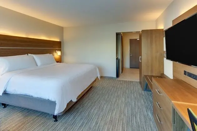 Oda, 1 En Büyük (King) Boy Yatak, Engellilere Uygun (Roll-In Shower, Extra Floor Space)