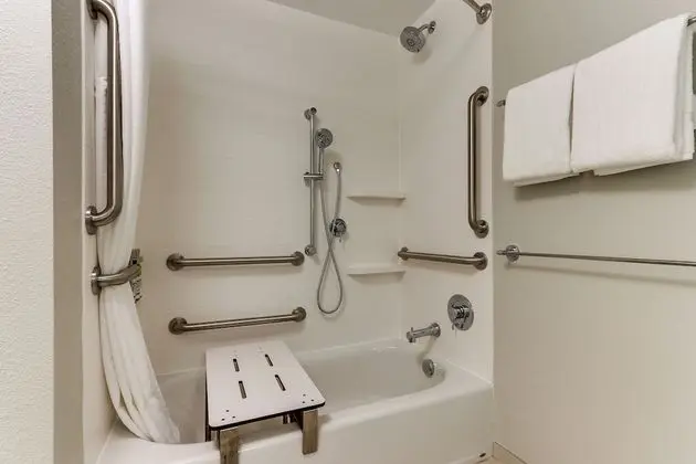 Standard Oda, 2 Büyük (Queen) Boy Yatak, Engellilere Uygun (Accessible Tub)