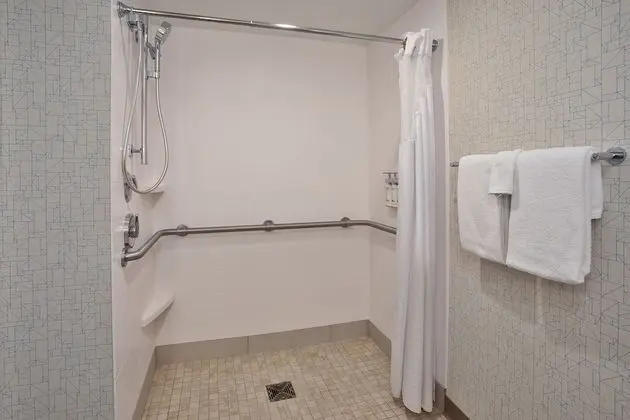 Standard Oda, 2 Büyük (Queen) Boy Yatak, Engellilere Uygun (Communications, Roll in Shower)