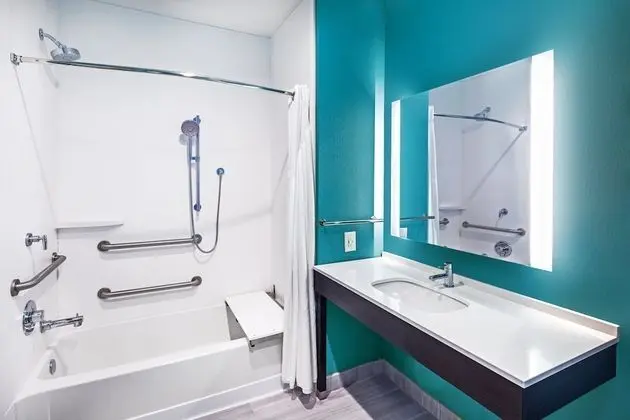 Süit, 1 En Büyük (King) Boy Yatak, Engellilere Uygun (Communication, Accessible Tub)