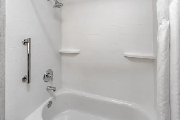 Standard Oda, 1 Büyük (Queen) Boy Yatak, Engellilere Uygun (Communication, Roll-In Shower)