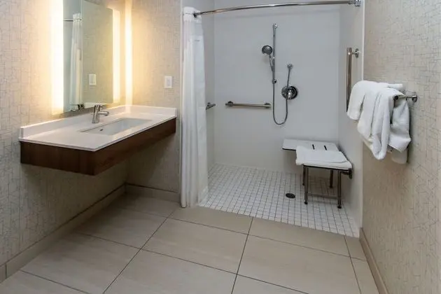 Standard Oda, 1 Büyük (Queen) Boy Yatak, Engellilere Uygun (Communication, Roll-In Shower)