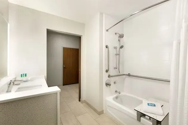 Standard Oda, 1 En Büyük (King) Boy Yatak, Engellilere Uygun (Mobility Tub)