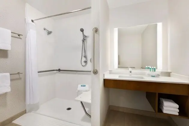 Standard Oda, 1 En Büyük (King) Boy Yatak, Engellilere Uygun (Mobility Tub)